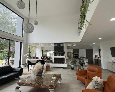 Casa de 5 alcobas en venta en Rionegro, Rionegro, 900 m² · foto 2 de 17