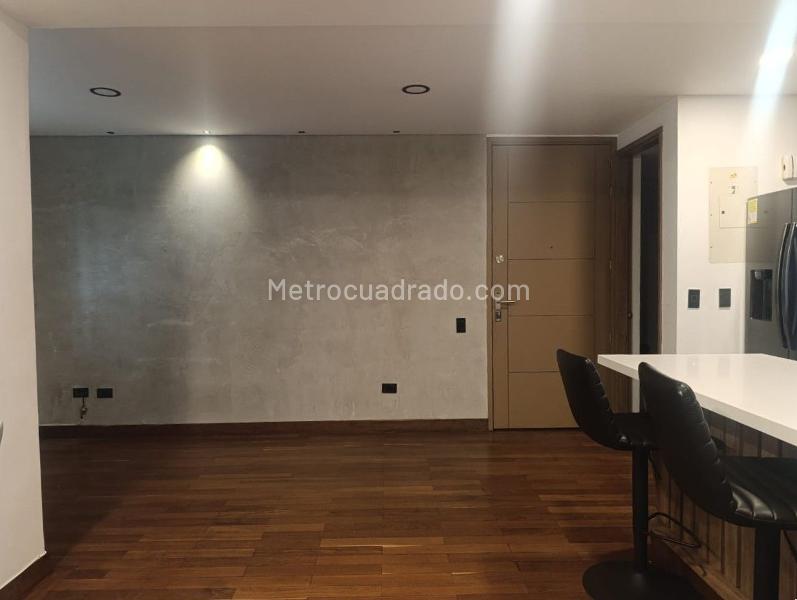 Apartamento de 2 Alcobas con Balcón y Parqueadero Cubierto en El Poblado