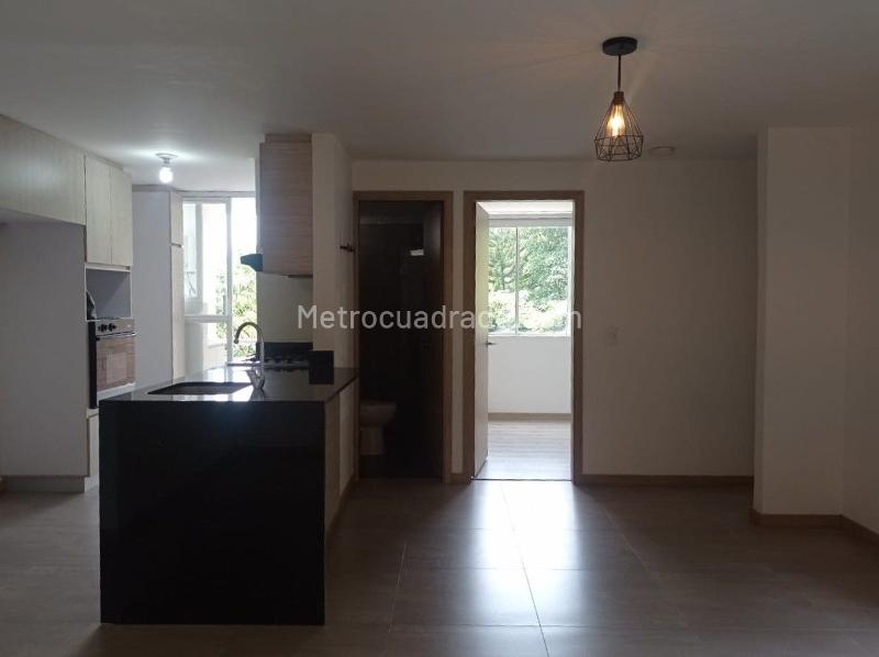 Apartamento de 2 Alcobas con Balcón y Parqueadero Cubierto en El Poblado - 3