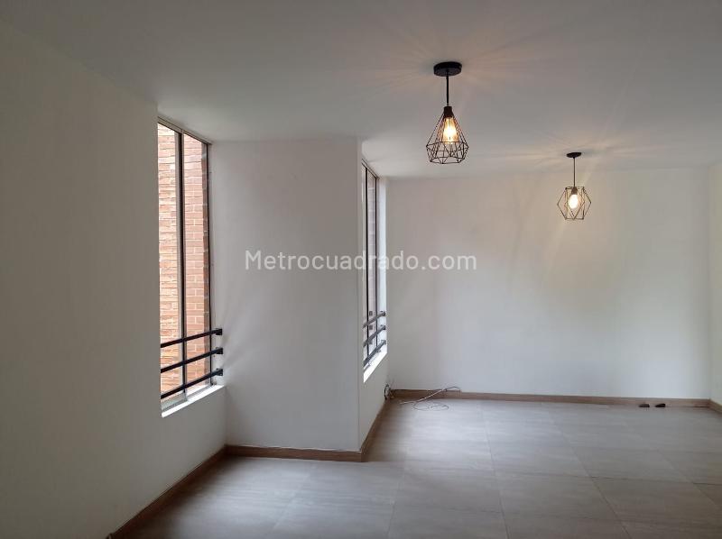 Apartamento de 2 Alcobas con Balcón y Parqueadero Cubierto en El Poblado - 4