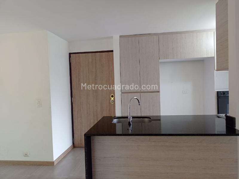 Apartamento de 2 Alcobas con Balcón y Parqueadero Cubierto en El Poblado - 5