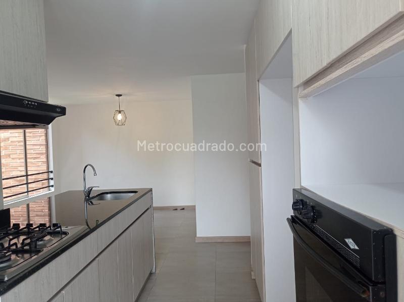 Apartamento de 2 Alcobas con Balcón y Parqueadero Cubierto en El Poblado - 7