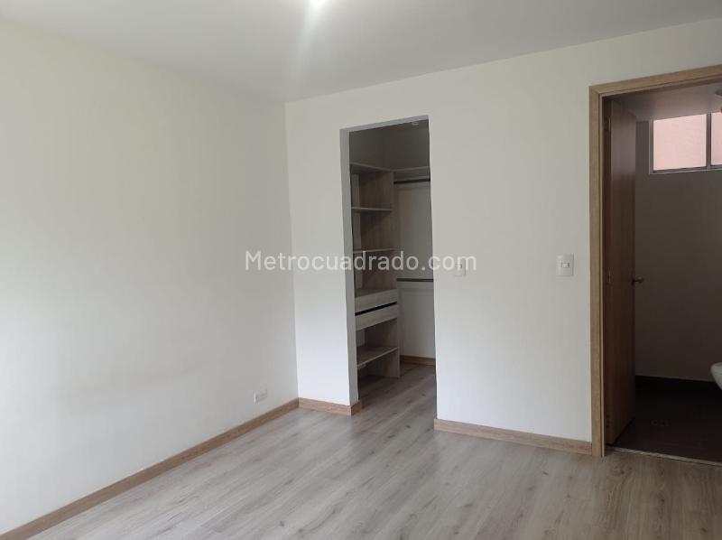 Apartamento de 2 Alcobas con Balcón y Parqueadero Cubierto en El Poblado - 9