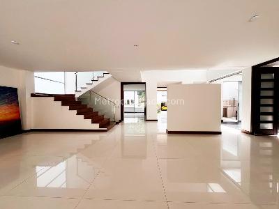 Casa de 3 alcobas en arriendo en El Poblado, Medellín, 340 m² · foto 2 de 20