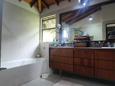 Casa de 3 alcobas en venta en San Lucas, Medellín, 256 m² · foto 16 de 20