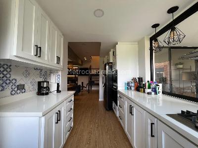 Apartamento de 3 alcobas en venta en El Poblado, Medellín, 141 m² · foto 8 de 19