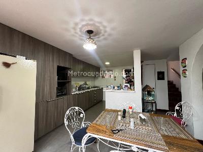 Casa de 4 alcobas en venta en Envigado, Envigado, 220 m² · foto 9 de 17