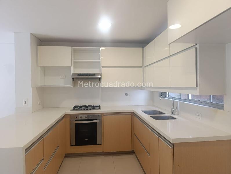 2BR Apartment for Rent in El Poblado with Terrace & Parking - 9