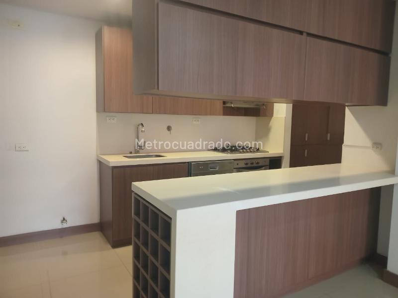 Apartamento de 3 Alcobas en Unidad Cerrada con Ascensor en El Poblado - 4