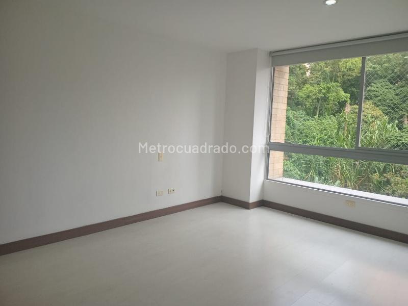 Apartamento de 3 Alcobas en Unidad Cerrada con Ascensor en El Poblado - 7