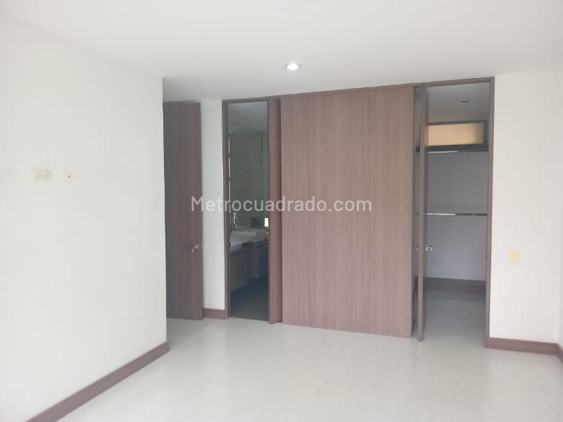 Apartamento de 3 Alcobas en Unidad Cerrada con Ascensor en El Poblado - 9