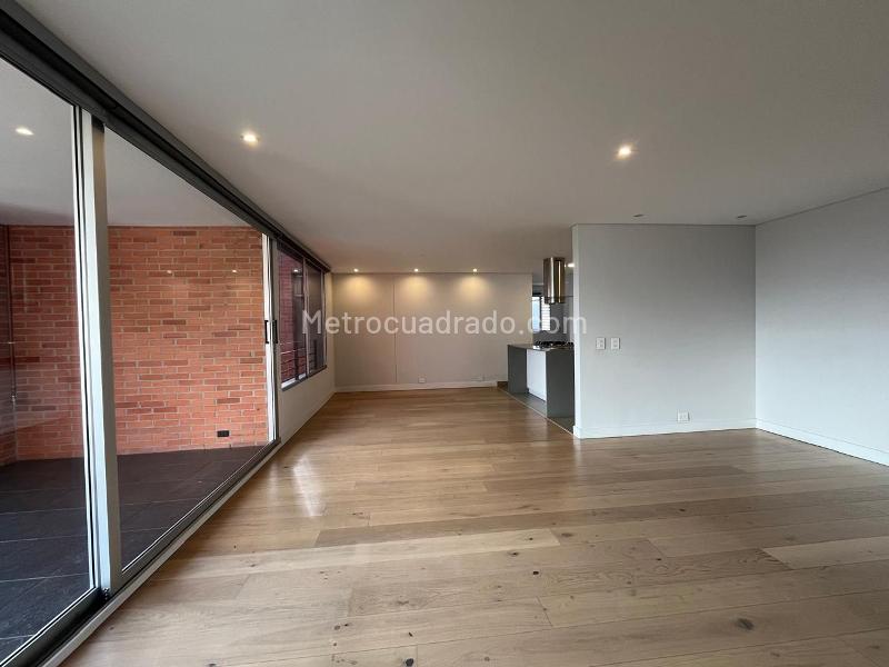 Apartamento de 2 Alcobas con Balcón y Parqueadero Cubierto en El Poblado - 2