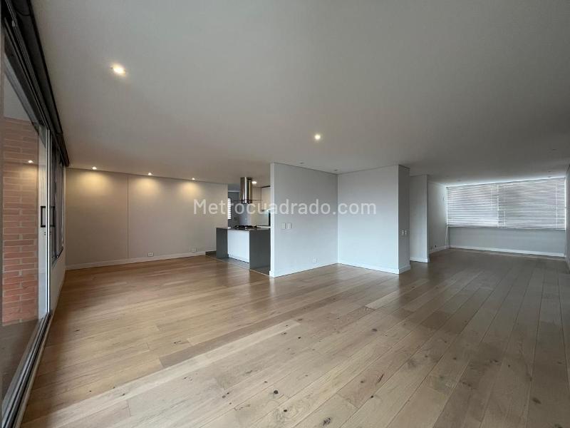 Apartamento de 2 Alcobas con Balcón y Parqueadero Cubierto en El Poblado - 3