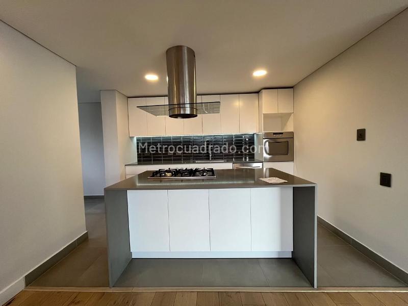 Apartamento de 2 Alcobas con Balcón y Parqueadero Cubierto en El Poblado - 6