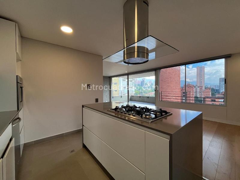 Apartamento de 2 Alcobas con Balcón y Parqueadero Cubierto en El Poblado - 8
