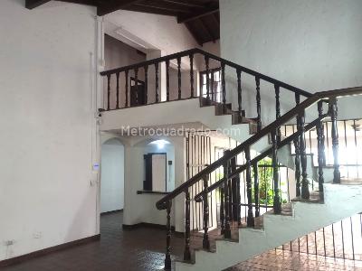 Casa de 5 alcobas en arriendo en El Poblado, Medellín, 520 m² · foto 2 de 20