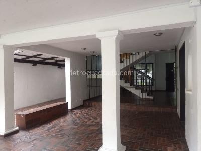 Casa de 5 alcobas en arriendo en El Poblado, Medellín, 520 m² · foto 6 de 20