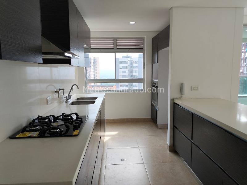 Apartamento Elegante de 3 Alcobas en El Poblado Tranquilo - 6