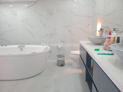 Casa de 4 alcobas en venta en El Poblado, Medellín, 375 m² · foto 16 de 20