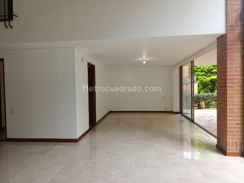 Casa Exclusiva de 3 Alcobas con Jardín en El Poblado