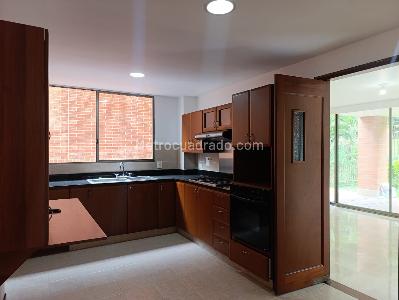 Casa de 3 alcobas en venta en El Poblado, Medellín, 260 m² · foto 6 de 20