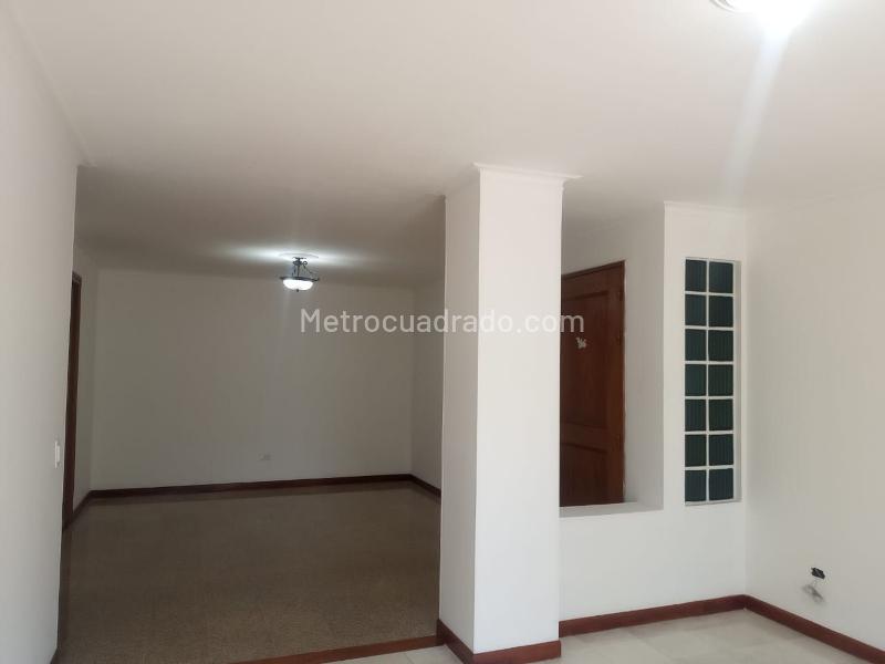 3BR Apartment with Balcony & Covered Parking in El Poblado - 3
