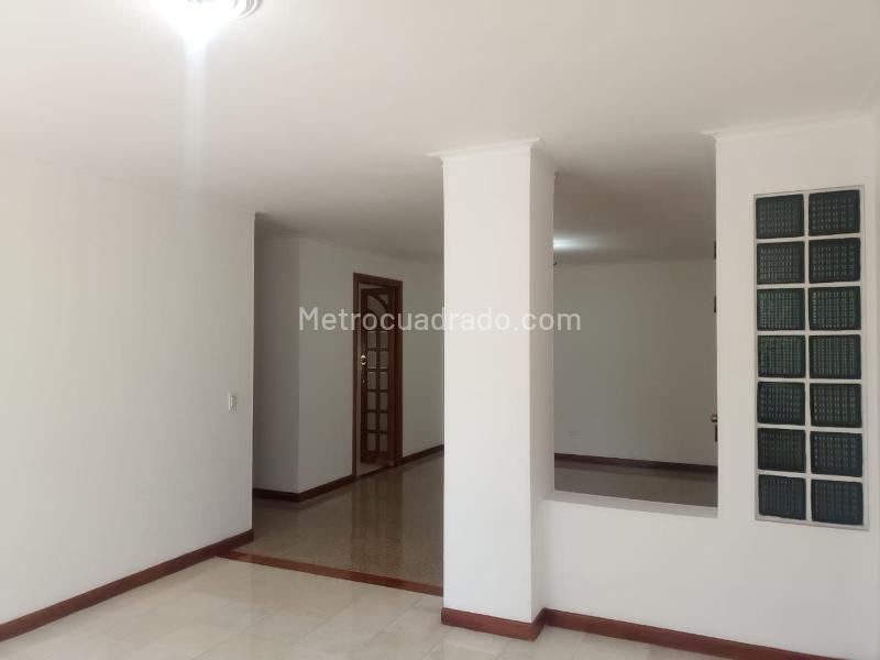 3BR Apartment with Balcony & Covered Parking in El Poblado - 4