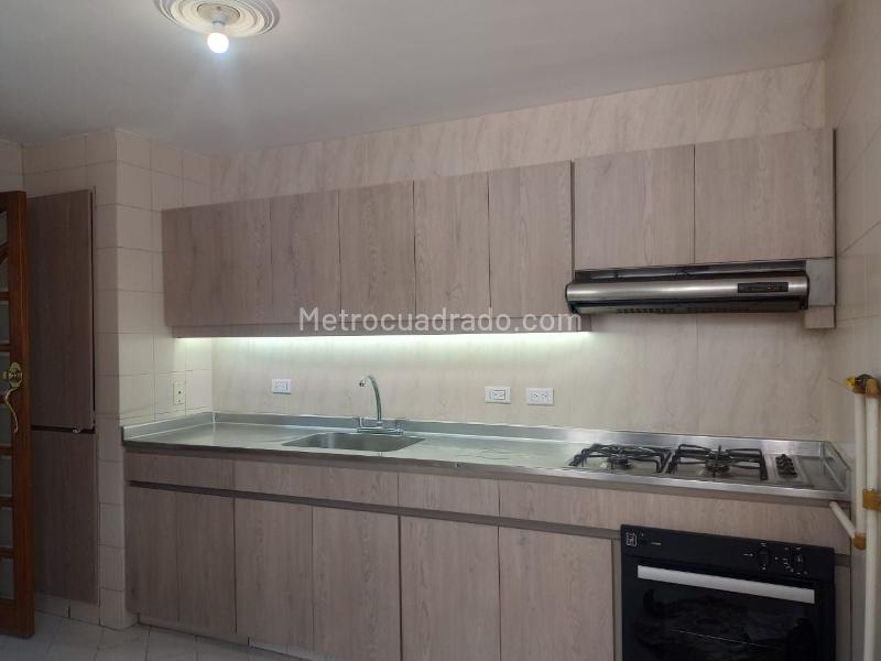 3BR Apartment with Balcony & Covered Parking in El Poblado - 6
