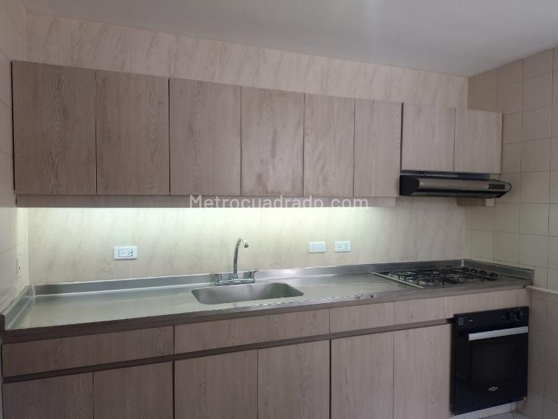 3BR Apartment with Balcony & Covered Parking in El Poblado - 7