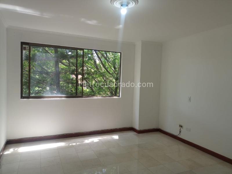3BR Apartment with Balcony & Covered Parking in El Poblado - 8