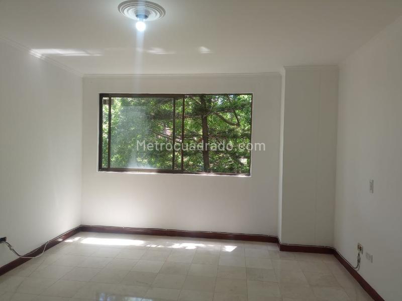 3BR Apartment with Balcony & Covered Parking in El Poblado - 9