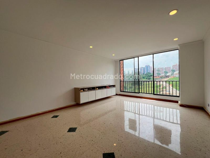 3BR Apartment with Balcony and Covered Parking in El Poblado