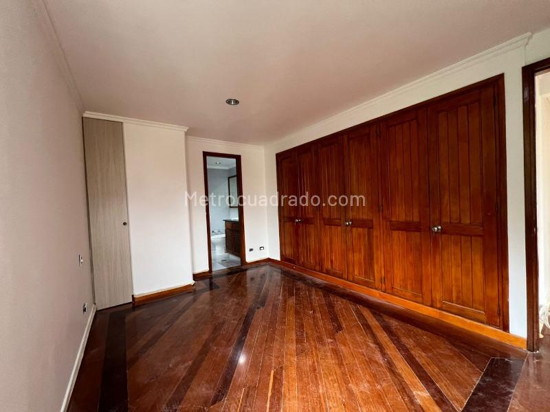 3BR Apartment with Balcony and Covered Parking in El Poblado - 6