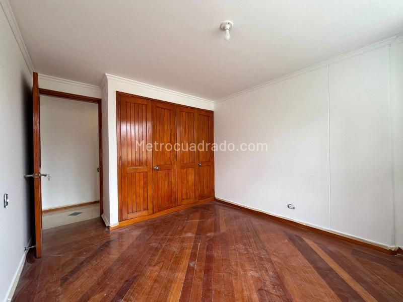 3BR Apartment with Balcony and Covered Parking in El Poblado - 8