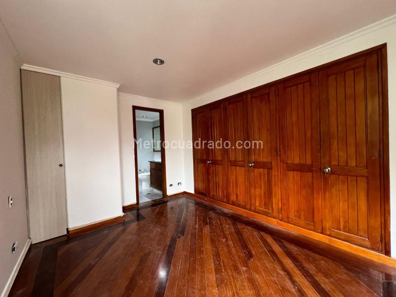 3BR Apartment with Balcony and Covered Parking in El Poblado - 9