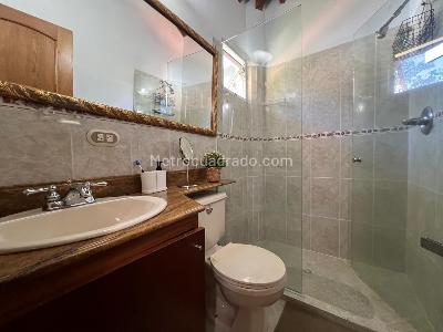 Casa de 3 alcobas en venta en El Poblado, Medellín, 455 m² · foto 13 de 20