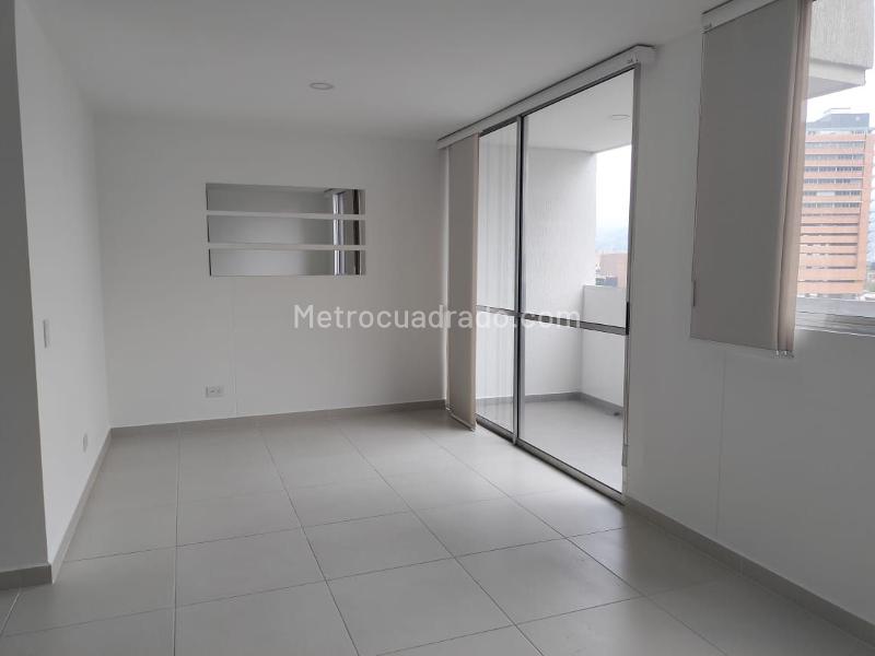 3BR Apartment in El Poblado with Balcony & Covered Parking