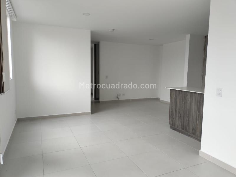 3BR Apartment in El Poblado with Balcony & Covered Parking - 3