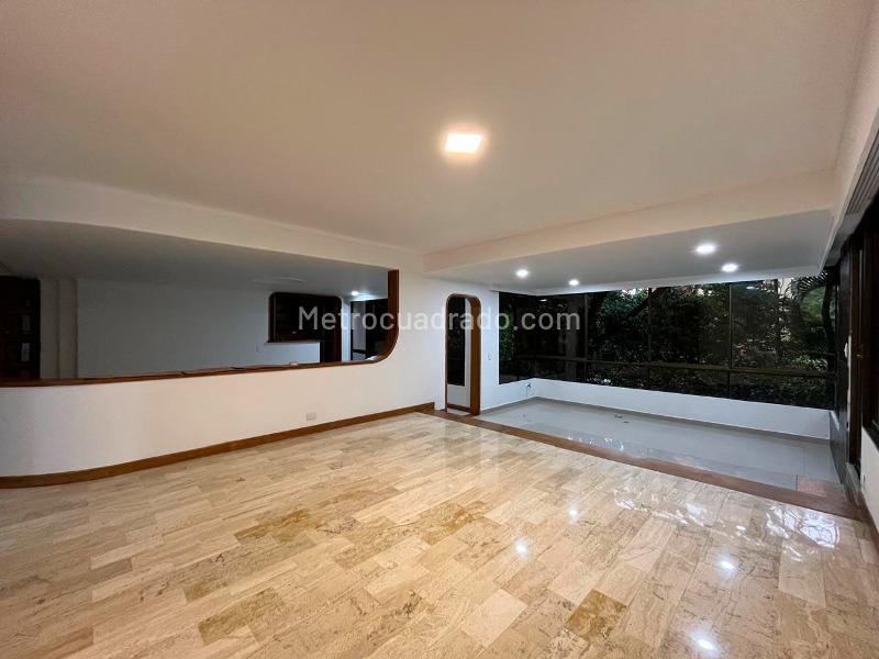 Apartamento Amplio de 4 Alcobas con Terraza en El Poblado - 2