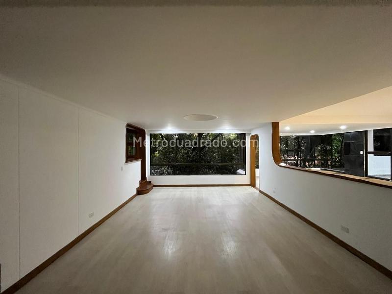Apartamento Amplio de 4 Alcobas con Terraza en El Poblado - 3