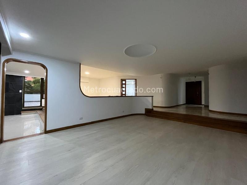 Apartamento Amplio de 4 Alcobas con Terraza en El Poblado - 4