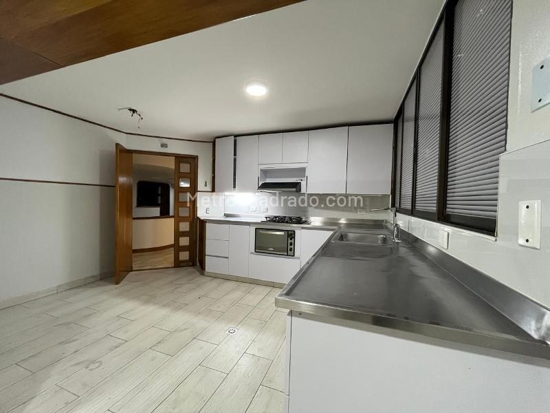 Apartamento Amplio de 4 Alcobas con Terraza en El Poblado - 6