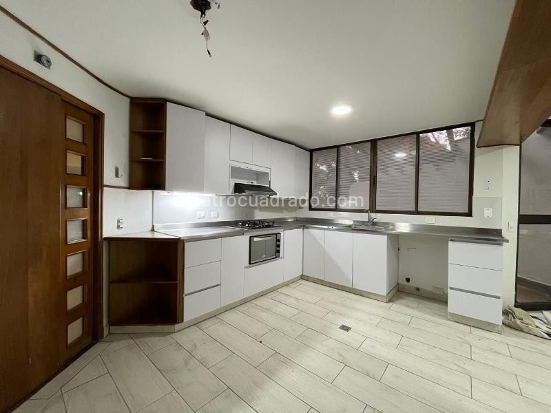 Apartamento Amplio de 4 Alcobas con Terraza en El Poblado - 7