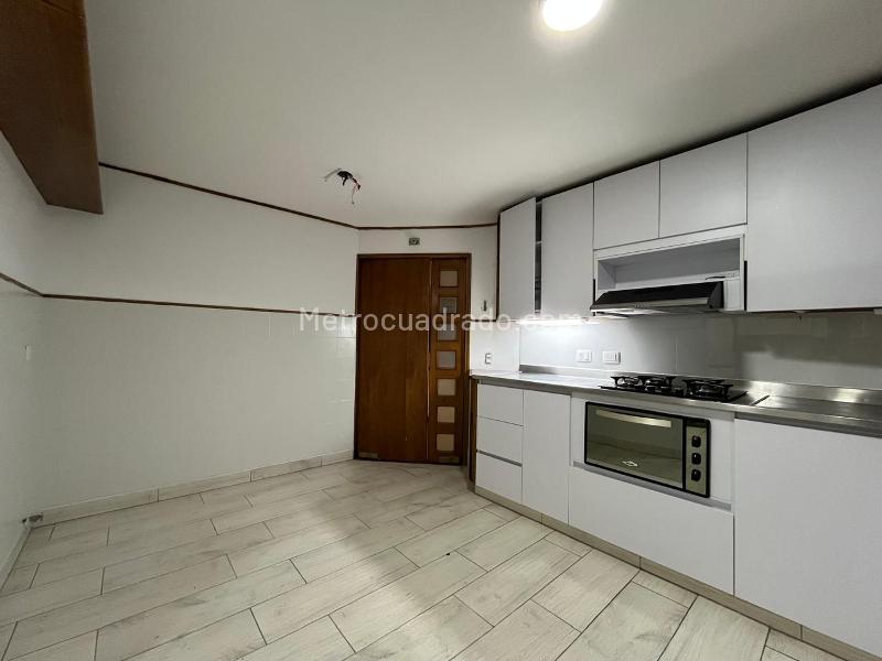 Apartamento Amplio de 4 Alcobas con Terraza en El Poblado - 8