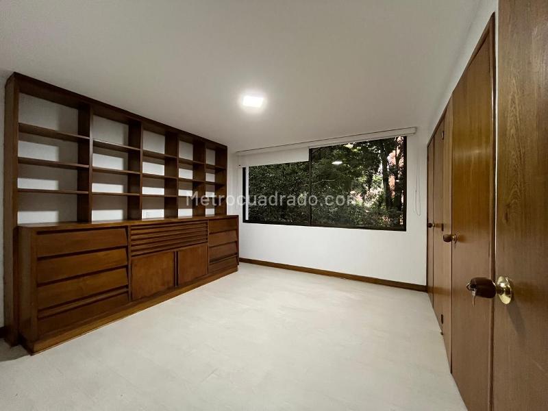 Apartamento Amplio de 4 Alcobas con Terraza en El Poblado - 9
