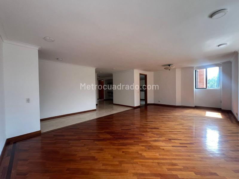 4BR Apartment with 4 Baths in Closed Unit in El Poblado