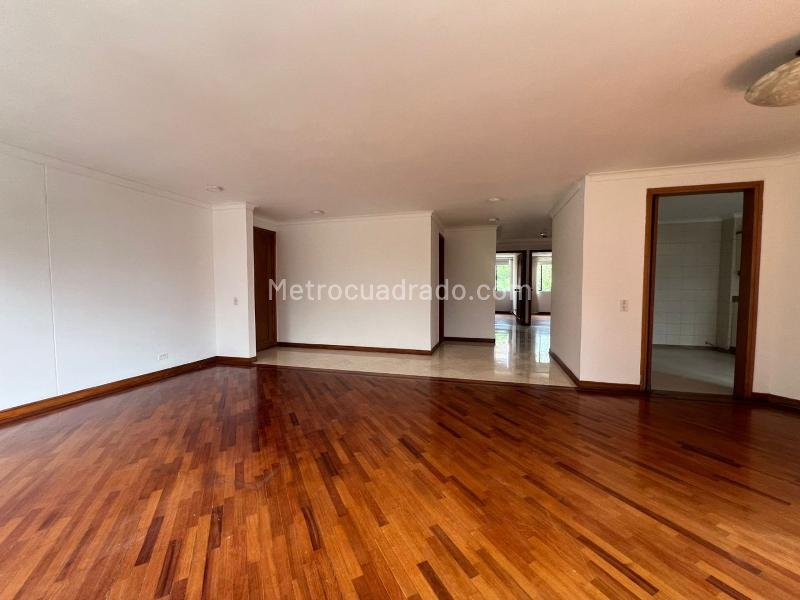 4BR Apartment with 4 Baths in Closed Unit in El Poblado - 3
