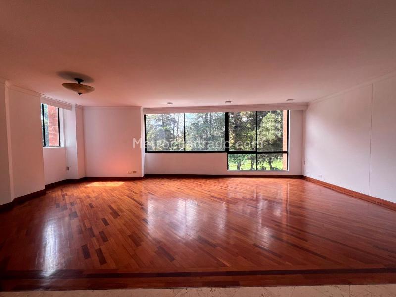 4BR Apartment with 4 Baths in Closed Unit in El Poblado - 4