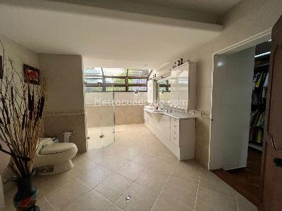Casa de 3 alcobas en venta en El Poblado, Medellín, 538 m² · foto 9 de 15