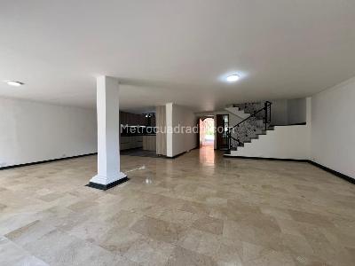 Casa en arriendo en El Poblado, Medellín · foto 2 de 20
